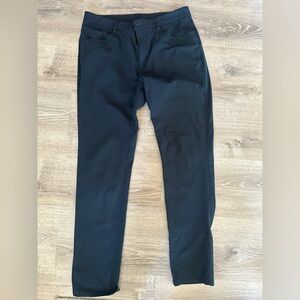 Vuori Meta 5 Pocket Pant - Navy - 33x32
Worn Once